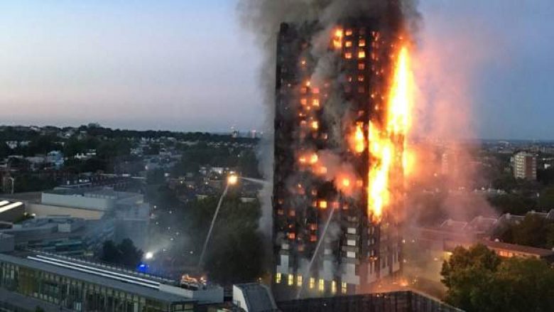 Alarmante: Kulla e djegur në Londër mund të shembet në çdo moment (Foto)