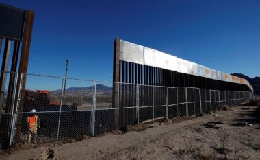 Muri me Meksikën, Trump do të vendosë panele diellore