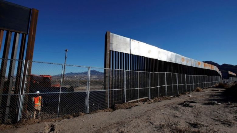 Muri me Meksikën, Trump do të vendosë panele diellore