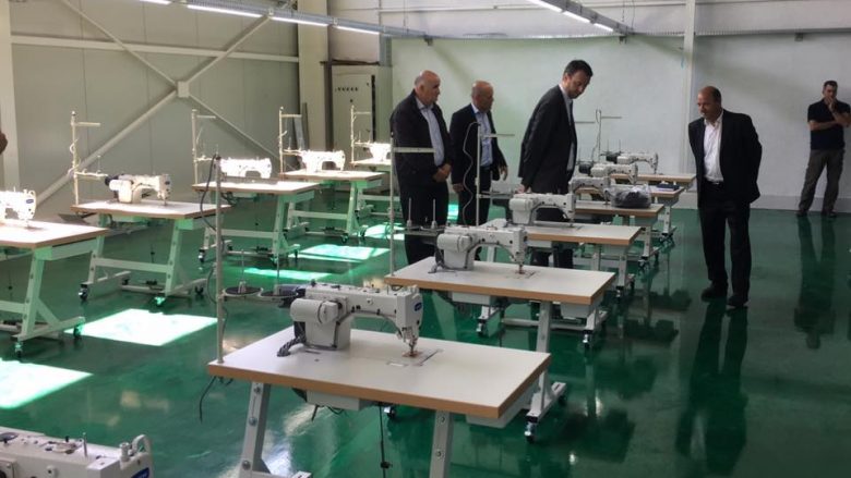Abrashi viziton fabrikën që synon të punësojë 500 persona në Viti (Foto)