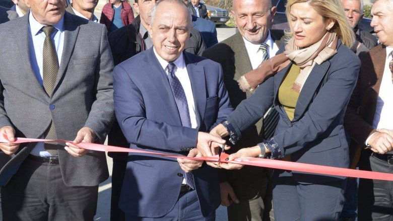 Ministri Zharku përuron asfaltimin e rrugës Botushë – Koshare