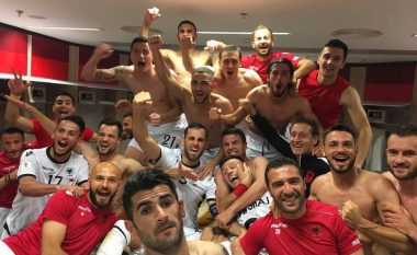 Festa e lojtarëve të Shqipërisë në zhveshtore pas fitores ndaj Izraelit (Foto)