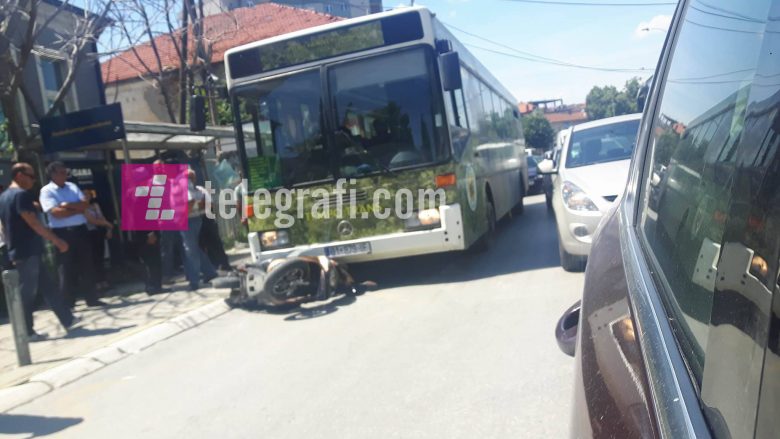 Aksident në Prishtinë, autobusi godet skuterin (Foto)