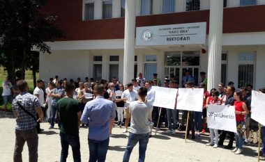 Protestojnë studentët e universitetit “Haxhi Zeka” në Pejë, kërkojnë cilësi dhe depolitizim të universitetit (Foto)