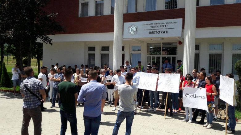 Protestojnë studentët e universitetit “Haxhi Zeka” në Pejë, kërkojnë cilësi dhe depolitizim të universitetit (Foto)