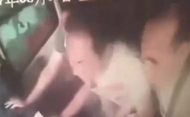 Kërcen mbi shpinën e shoferit të autobusit dhe ia rrëmben timonin, pasagjerët fluturojnë nga dritaret kur përplasen me një veturë tjetër (Video, +16)