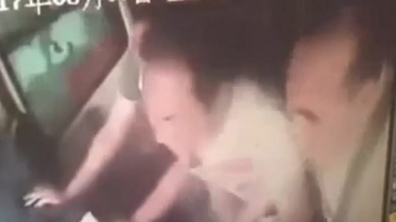 Kërcen mbi shpinën e shoferit të autobusit dhe ia rrëmben timonin, pasagjerët fluturojnë nga dritaret kur përplasen me një veturë tjetër (Video, +16)