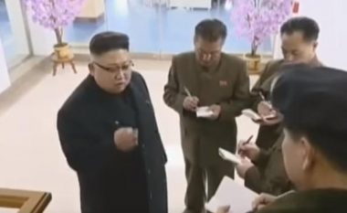 Paraqitjet e Kim Jong-un fshehin një sekret: Rreth tij janë gjithmonë një grup burrash me notesë që kryejnë një detyrë të veçantë (Video)