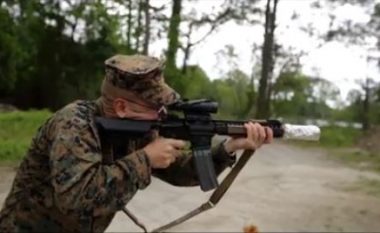 Ushtari amerikan përgatit drekën brenda minutës, mbështjellë mishin me folje afër tytës së pushkës automatike – dhe më pas fillon të gjuaj rafal (Video)