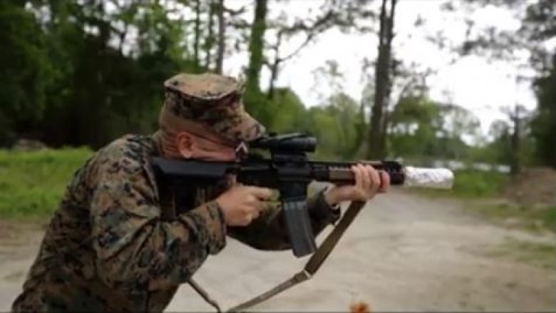 Ushtari amerikan përgatit drekën brenda minutës, mbështjellë mishin me folje afër tytës së pushkës automatike – dhe më pas fillon të gjuaj rafal (Video)