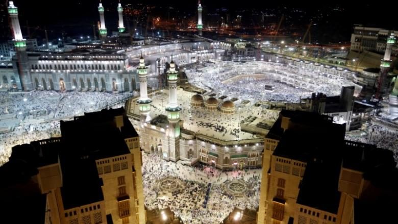Publikohen pamjet e para të tentim sulmit në qytetin e shenjtë të Mekës (Foto/Video)