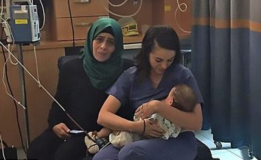 Imazhi që po bën xhiron e botës: Motra medicinale hebreje i jep gji një palestinezi të vogël, nëna e të cilit është lënduar në një aksident trafiku (Foto)