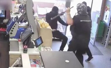 Futen për të plaçkitur dyqanin me çekiçë në duar, pendohen keq kur para tyre shfaqen pjesëtarët e sigurimit (Video)