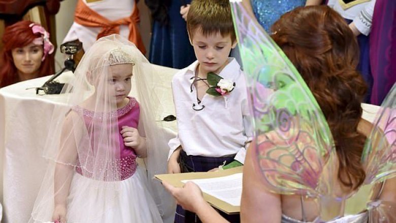 Pesvjeçarja e sëmurë me kancer realizon dasmën e ëndrrave duke u ‘martuar’ me shokun më të mirë (Foto)