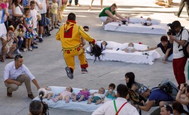 Festivali i çuditshëm në Spanjë, kërcimi mbi foshnjat (Foto)