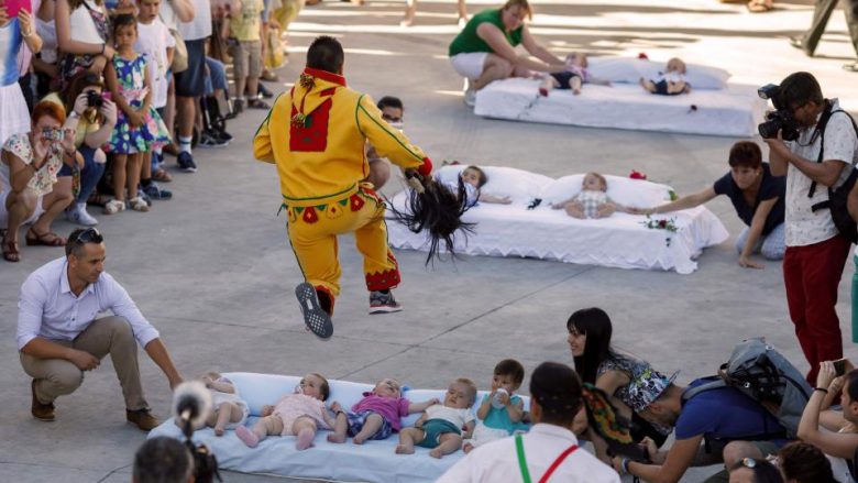 Festivali i çuditshëm në Spanjë, kërcimi mbi foshnjat (Foto)