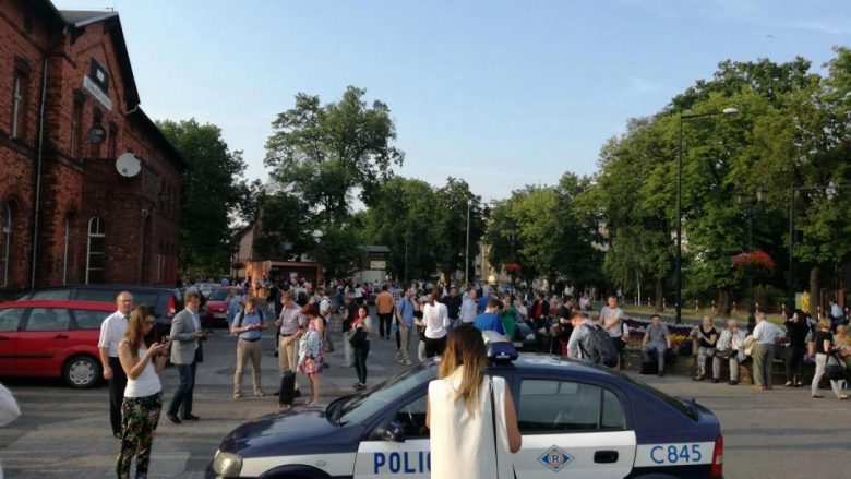 Evakuohet treni në Poloni pas kërcënimit me bombë
