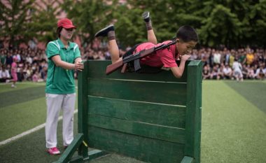 Brenda Koresë së Veriut: Fëmijët e vendit më të izoluar në botë luajnë me “AK-47 dhe granata dore” (Foto/Video)