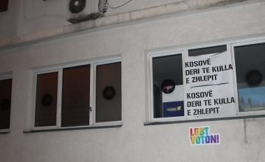 Aktivistë për të drejtat e komunitetit LGBT vendosin poster para selive të partive (Foto)