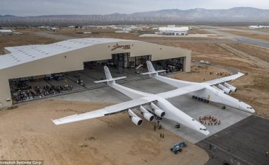 Njihuni me aeroplanin më të madh në botë: Krahët i ka të gjatë 117 metra, dhe do të përdoret për diçka që deri më sot ka qenë e pamundur (Foto/Video)