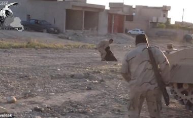 Ushtari irakian rrezikon jetën për ta shpëtuar gruan e moshuar që ishte rrëzuar në zonën ku po fluturonin plumbat e ISIS-it (Video)