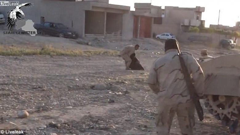 Ushtari irakian rrezikon jetën për ta shpëtuar gruan e moshuar që ishte rrëzuar në zonën ku po fluturonin plumbat e ISIS-it (Video)