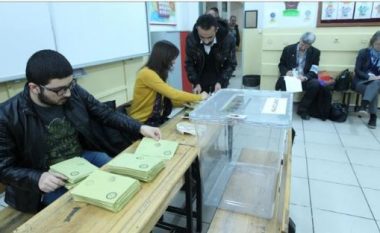 Pezullohet votimi në Tiranë, plas grushti midis komisionerëve (Foto)