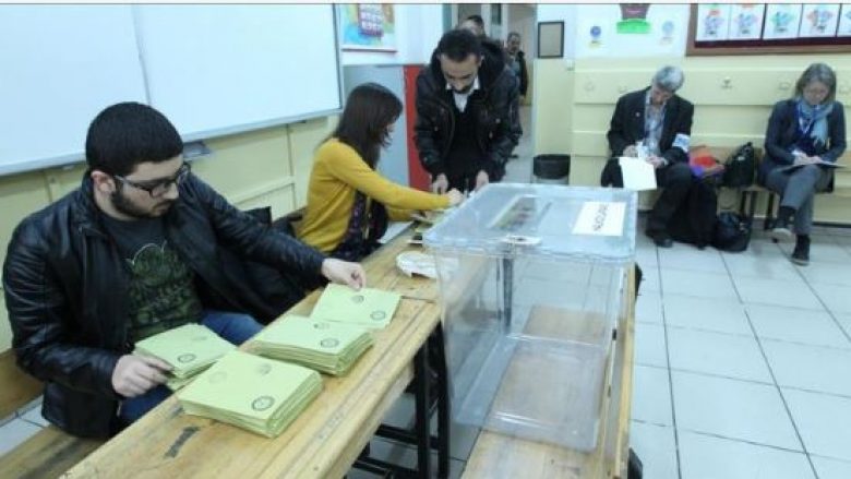 Pezullohet votimi në Tiranë, plas grushti midis komisionerëve (Foto)