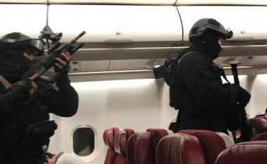 Tmerr në aeroplan: Pasagjeri kërcënon me “eksploziv” dhe tenton të futet në kabinën e pilotit (Video)
