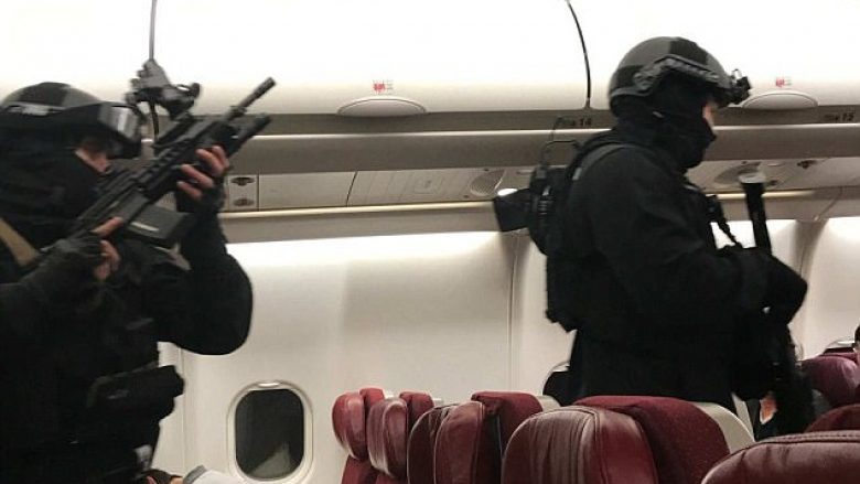 Tmerr në aeroplan: Pasagjeri kërcënon me “eksploziv” dhe tenton të futet në kabinën e pilotit (Video)