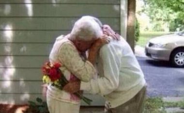 “Dashuria e vërtetë kurrë nuk plaket”: Imazhe prekëse të shkrepura nga vende të ndryshme të botës (Foto)
