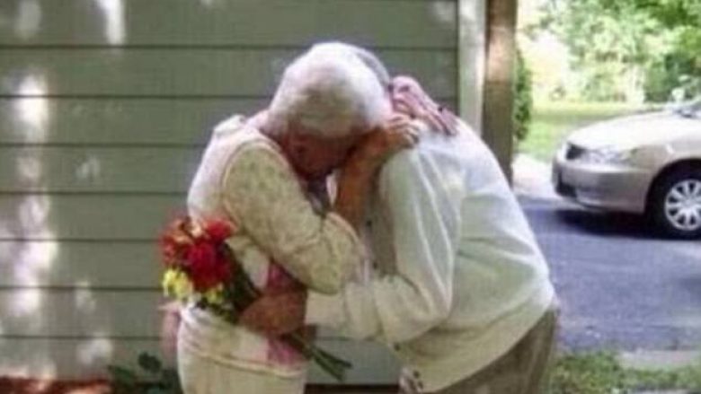“Dashuria e vërtetë kurrë nuk plaket”: Imazhe prekëse të shkrepura nga vende të ndryshme të botës (Foto)