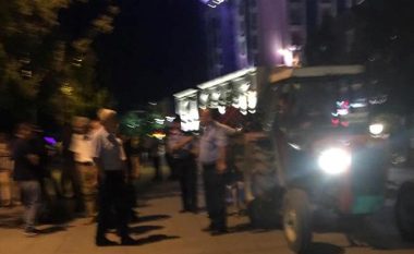Policia me forcë i largon shitësit ambulantë nga sheshet e Prishtinës (Foto)