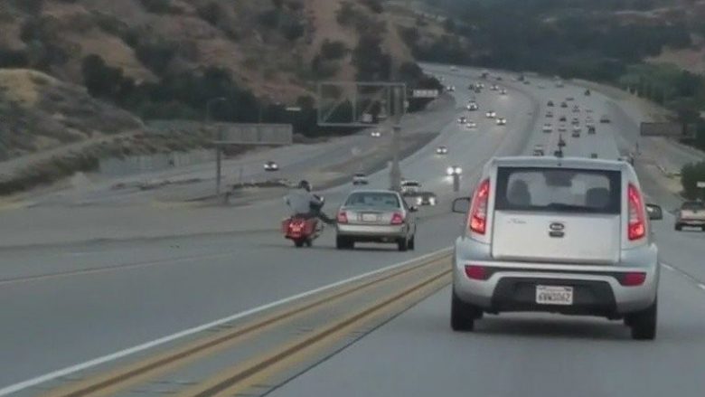 Me vetëm një të goditur me shkelm, motoçiklisti detyron veturën të shkaktojë aksident të tmerrshëm (Video)