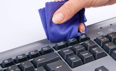 Këshilla të dobishme: Si ta pastroni tastierën e kompjuterit