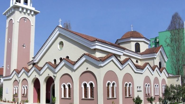 Thyhen xhamat e Kishës Katolike në Tiranë