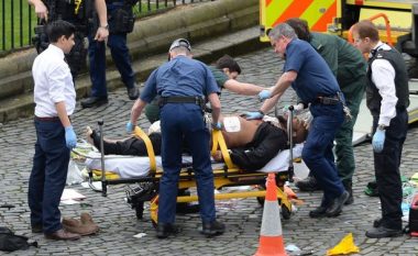Mediat angleze për herë të parë transmetojnë pamjet, kur sulmuesi mbi urën e Londrës pranohet në spital për tretman (Foto/Video, +18)