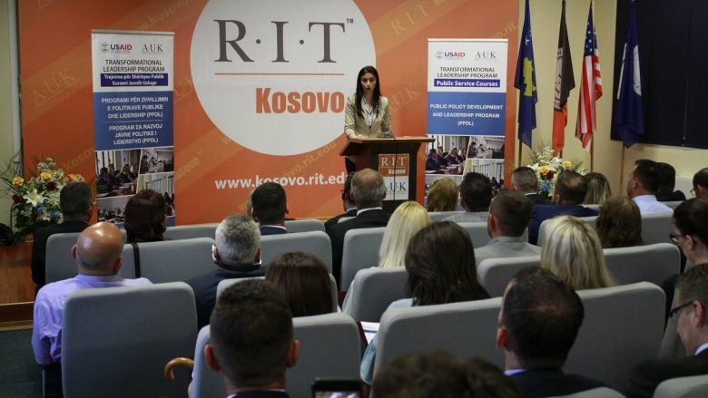 Në Universitetin Amerikan në Prishtinë (AUK- RIT), në kuadër të programit për lidership, ndahen çertifikatat për 120 shërbyes civilë