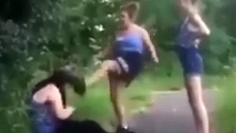 Adoleshentet rrahin 12-vjeçaren, pamjet e brutalitetit i postojnë në internet (Video, +18)