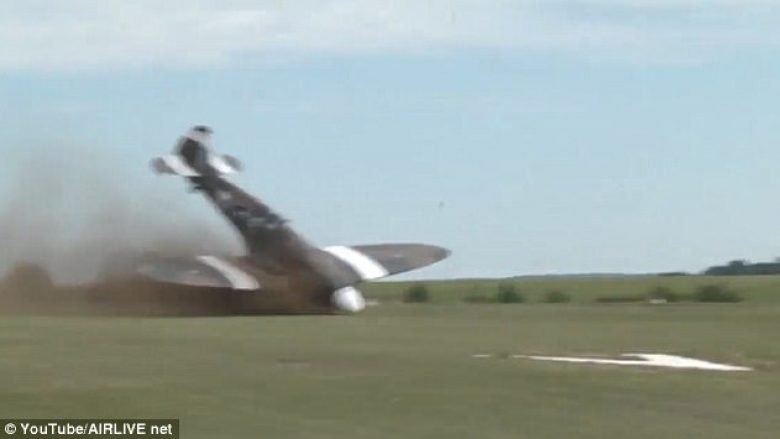 Aeroplani ushtarak u rrotullua derisa përpiqej të nisej (Video)