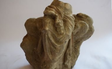Në Vinicë gjendet një skulpturë e perëndeshës Afrodita me Erosin në duar