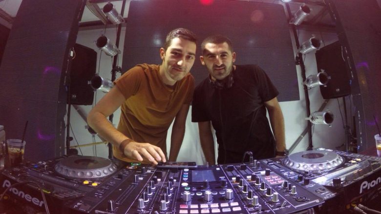 Bashkëpunimi i DJ-ve të suksesshëm Fidani dhe Onufri, vazhdon edhe pas tetë viteve (Video)