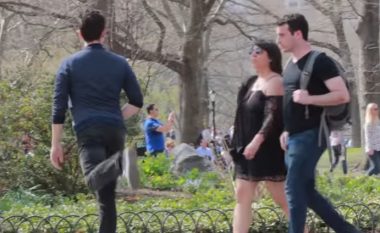 Befason vizitorët në park duke improvizuar lëshimin e gazrave (Video)