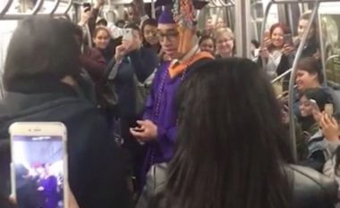 Bllokohet në trafik, mungon në ceremoninë e diplomimit, feston me udhëtarët e trenit (Video)
