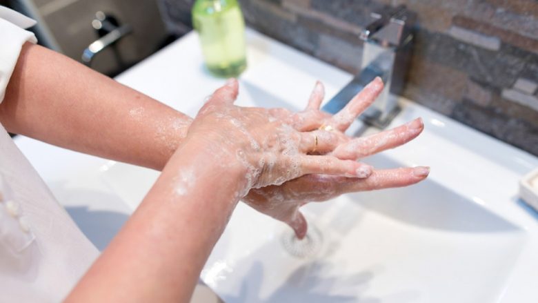Cila është mënyra e duhur për t’i pastruar duart