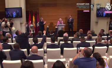 “Siiiiii”, lojtarët e Realit në krye me CR7 shpërthejnë nga gëzimi kur kryetarja e Madridit i premtoi çokollata në formë medalje (Video)