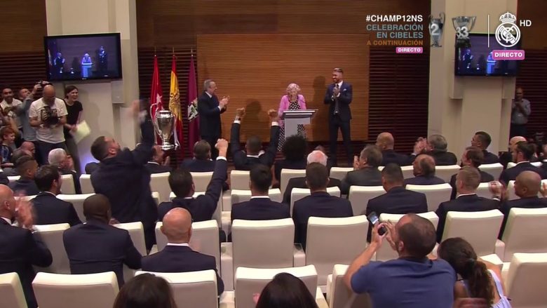 “Siiiiii”, lojtarët e Realit në krye me CR7 shpërthejnë nga gëzimi kur kryetarja e Madridit i premtoi çokollata në formë medalje (Video)
