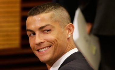 Ronaldo shpjegon arsyen pas stilit të ri të flokëve (Foto)