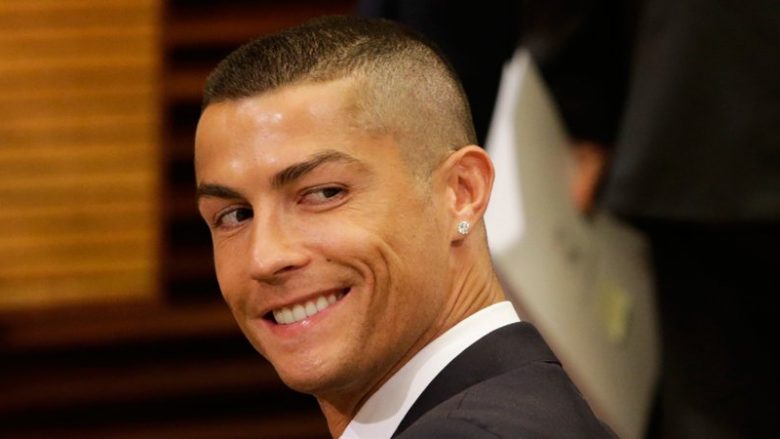 Ronaldo shpjegon arsyen pas stilit të ri të flokëve (Foto)