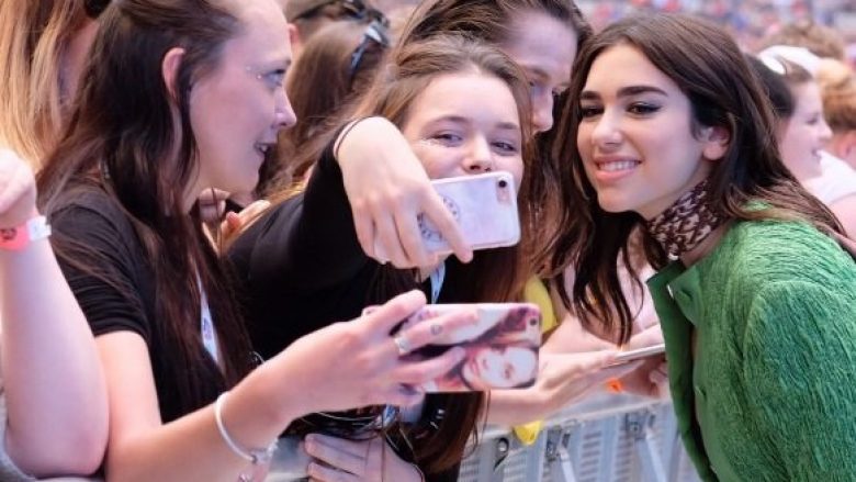 Dua Lipa merr ‘propozim për martesë’ nga prezantuesi i njohur Roman Kemp (Foto)